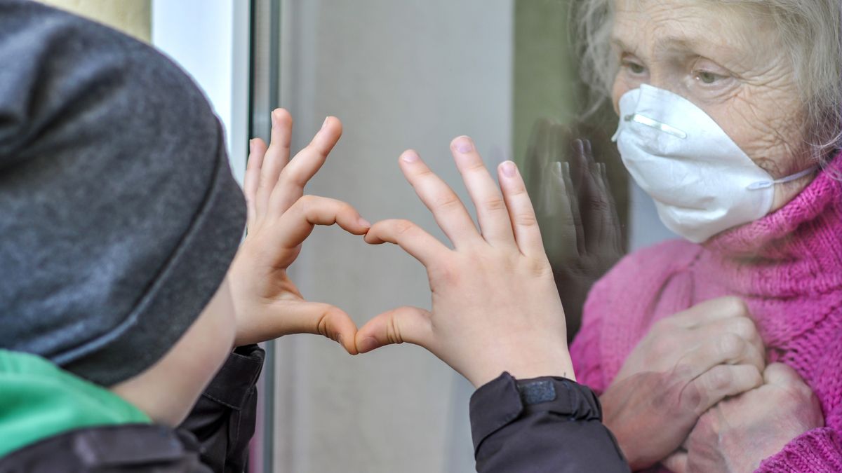 Koronavirus je znovu v domovech pro seniory. Blatný viní zaměstnance